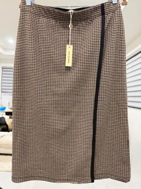 Max Studio Houndstooth Midi Skirt in Brown with Black Trim